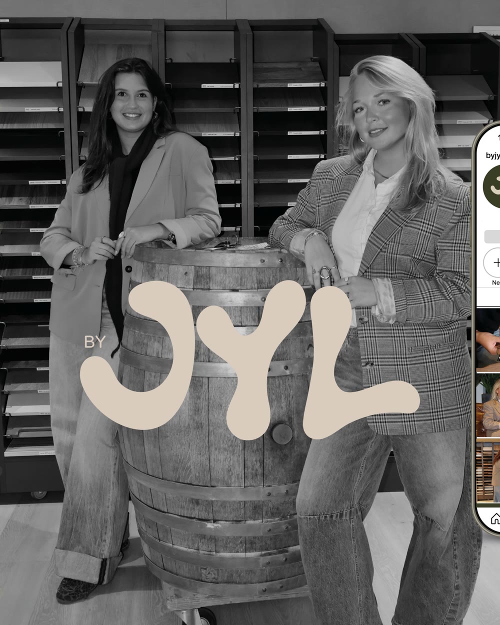 Jinte en Lynn bij een houten vat met het JYL-logo